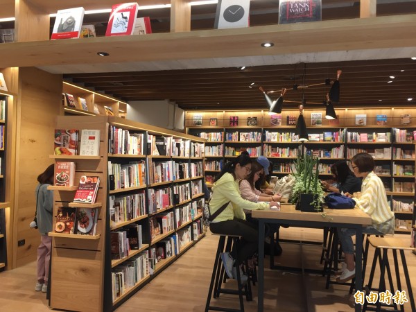 蔦屋書店台中旗艦店開幕後人潮不斷。（記者張菁雅攝）