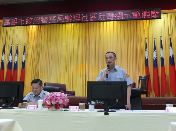 警政署長陳家欽(右)主持高雄市警局「社區反毒網」示範觀摩。(記者姚岳宏翻攝)