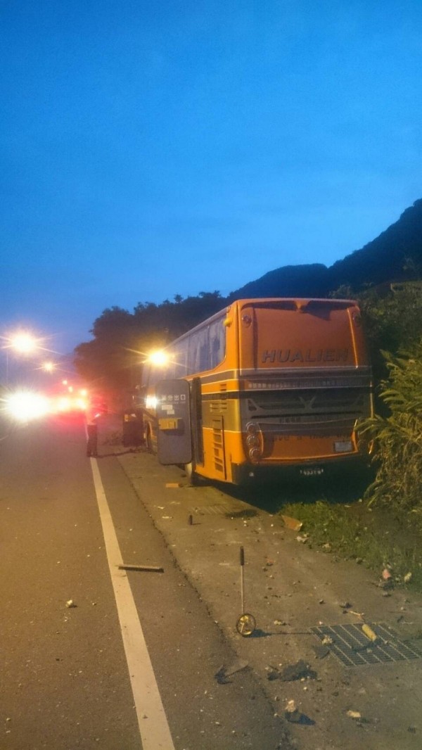 花蓮客運自撞後，車停在路邊，警方進行事故現場處理。（花蓮縣消防局提供）