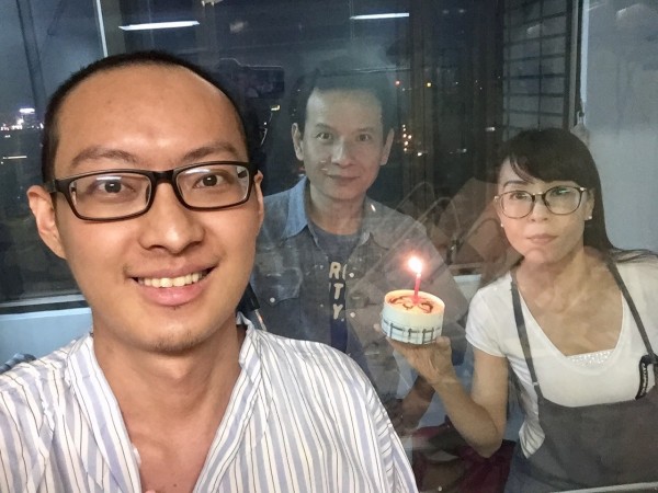 為避免感染,朱頤重生那天,父母隔著玻璃幫他慶祝再生(朱頤提供)