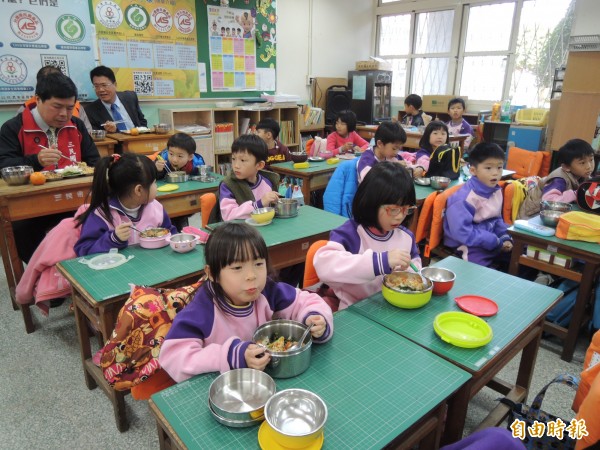新竹市議員鄭正鈐質疑竹市營養午餐食材把關破功，擔心通報有問題的食材來不及下架就被學童吃下肚。（記者洪美秀攝）