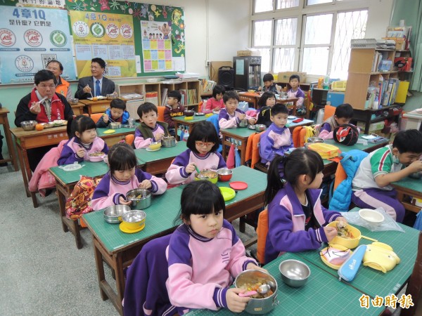 新竹市議員鄭正鈐質疑竹市營養午餐食材把關破功,擔心通報有問題的食材來不及下架就被學童吃下肚。(記者洪美秀攝)