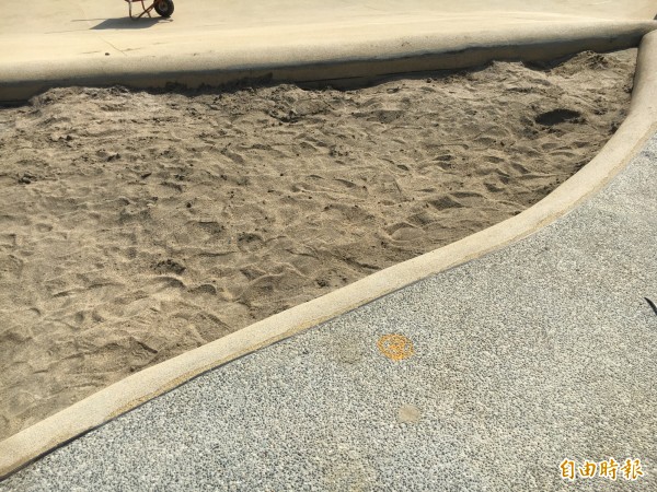 新竹市政府產發處已緊急將親子沙灘被人工敲壞的水泥裂縫進行包覆與修復，避免再有小朋友碰到受傷。（記者洪美秀攝）