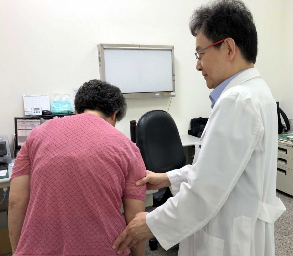 南投縣竹山鎮東華醫院副院長汪國麟就婦人骨鬆情況進行檢查。(東華醫院提供)