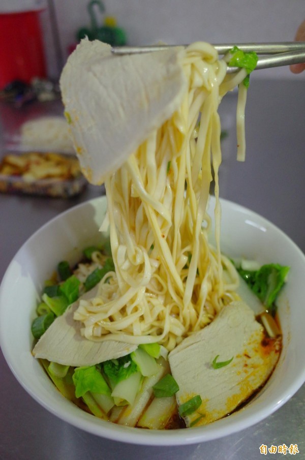茂記小吃的麻辣麵就是重慶小麵,花椒香加上大份量的麵,飽足感十足。(記者花孟璟攝)