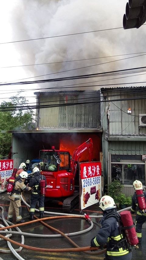 板橋一處沙發工廠2樓今晨發生火警，警消趕往搶救。（記者余衡翻攝）