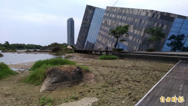 宜蘭今年五月雨下得少，使得蘭陽博物館前的舊烏石港遺址，水位下探超過70公分，成了開館9年來首見的現象。（記者張議晨攝）