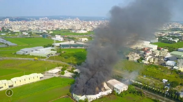 彰化工廠爆炸大火空拍畫面曝光，濃煙直竄天際，相當震撼（阿鋒Amos 提供）