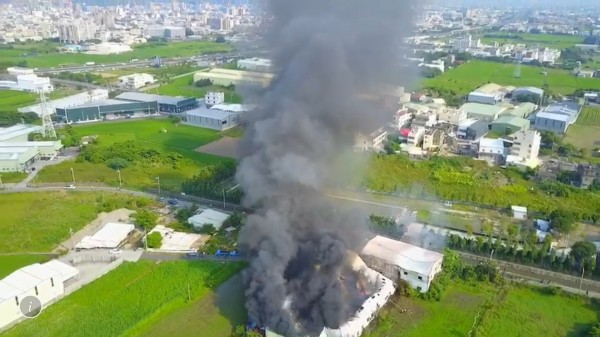 彰化工廠爆炸大火空拍畫面曝光，濃煙直竄天際，相當震撼（阿鋒Amos 提供）