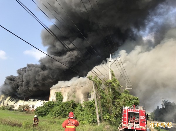 彰化工廠爆炸大火，濃煙直竄天際，相當震撼。（記者湯世名攝）