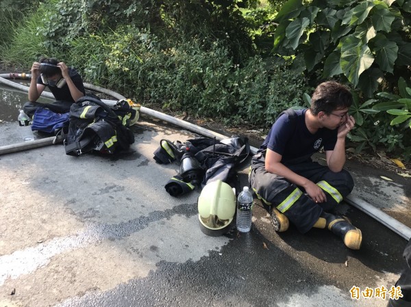 彰化工廠爆炸大火，濃煙直竄天際，打火弟兄搶救數小時全都累癱了。（記者湯世名攝）