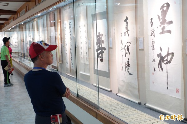 南鯤鯓廟舉辦「期頤登峰書法家聯展」,展出20位百歲人瑞書法名家的傳世墨寶。(記者楊金城攝)