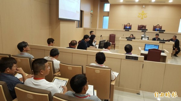 新竹地院模擬法庭開庭，合議庭正在進行準備程序挑選國民法官。（記者蔡彰盛攝）