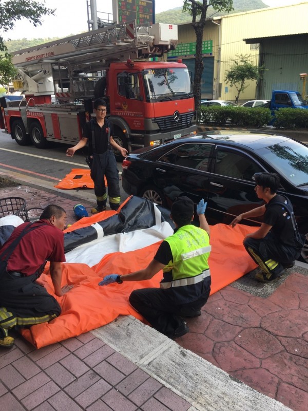 消防人員趕緊架設氣墊跟出動雲梯車。（記者王宣晴翻攝）