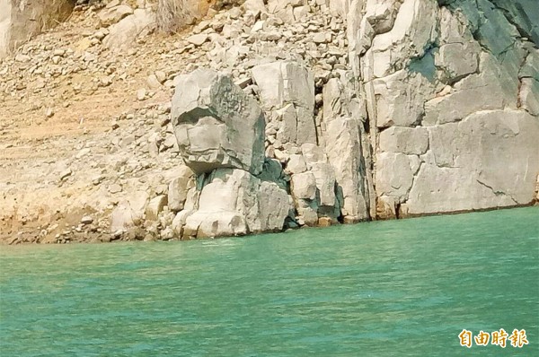 石門水庫觀察水情指標之一的「酋長石」，已冒出頭、完整呈現。（記者李容萍攝）