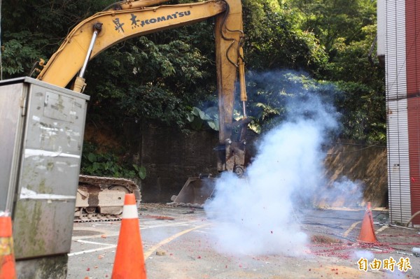 基隆市安樂區麥金路交通流量大，上、下班尖峰時間塞車問題嚴重，基隆市政府展開舊安樂分駐所、安樂路二段天橋拆除工程，打通動線紓解車流。（記者林欣漢攝）