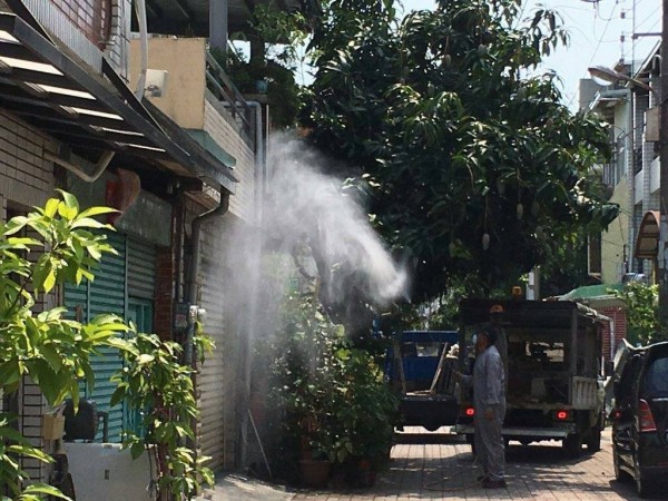 南市登革熱防治中心為境外移入病例住家周遭進行噴藥防治。(記者王俊忠翻攝)