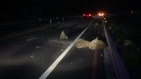 濱海公路82.6k宜蘭往基隆方向車道，今天下午有落石崩落，幸無車輛經過，無人員車輛受傷。（記者俞肇福翻攝）