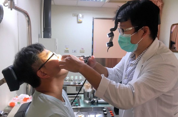 支援衛福部南投醫院的國軍台中總醫院耳鼻喉科醫師吳昭寬,就曾姓男子鼻塞症狀進行檢查。(南投醫院提供)