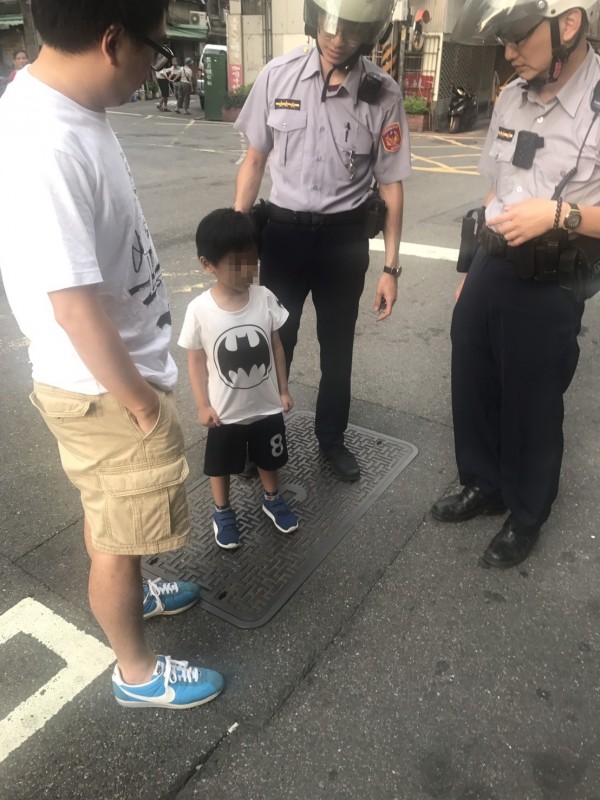 警方於路邊發現男童。（記者陳薏云翻攝）