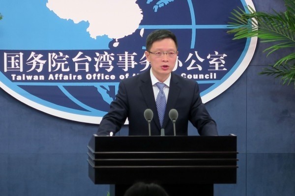 陸委會將嚴審中國官員與相關人士來台,對此,中國國台辦發言人安峰山稱,兩岸雙方在兩岸關係上的一些表現,誰是真正充滿了自信,在修橋鋪路,開放交流;誰卻內心惴惴不安,一方面在築高牆,一方面在修大壩,在搞「閉關鎖島」的舉動,老百姓都看得清清楚楚。(資料照,中央社) 陸委會將嚴審中國官員與相關人士來台,對此,中國國台辦發言人安峰山稱,兩岸雙方在兩岸關係上的一些表現,誰是真正充滿了自信,在修橋鋪路,開放交流;誰卻內心惴惴不安,一方面在築高牆,一方面在修大壩,在搞「閉關鎖島」的舉動,老百姓都看得清清楚楚。(資料照,中央社)