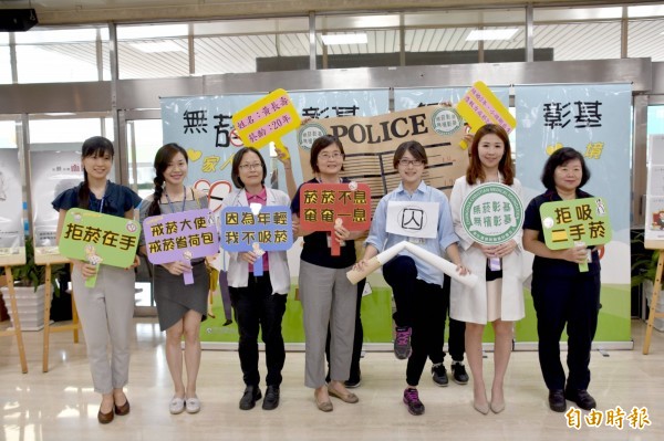 彰基社區健康促進中心主任劉晏孜(右二)希望透過活動提醒大家抽菸的壞處,以及戒菸的重要性。(記者湯世名攝)