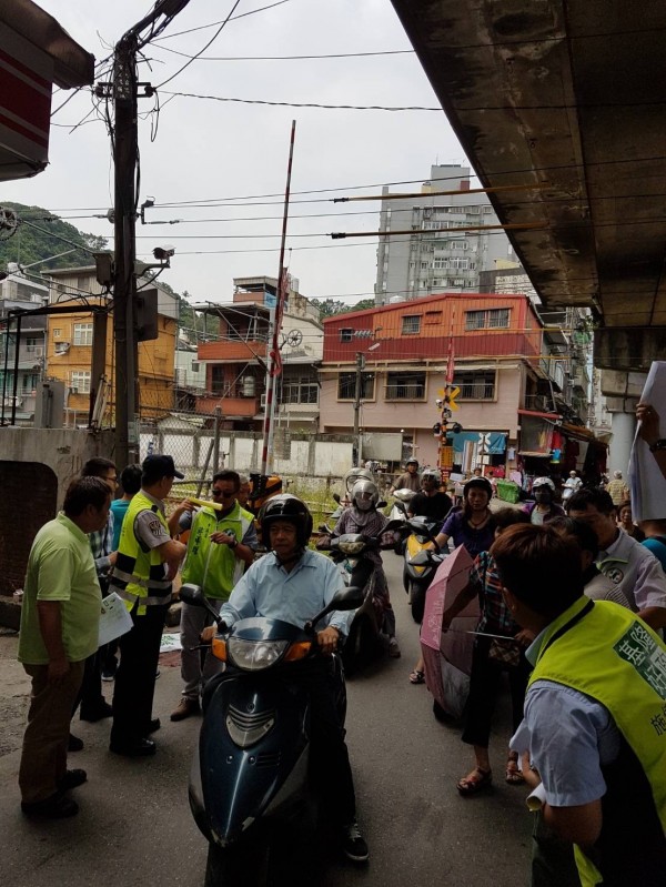 基隆市成功一路平交道銜接仁愛與成功市場，往來人車頻繁，近年警方加強執法取締闖越平交道，罰金過高讓受罰民眾大呼吃不消。（施世明服務處提供）