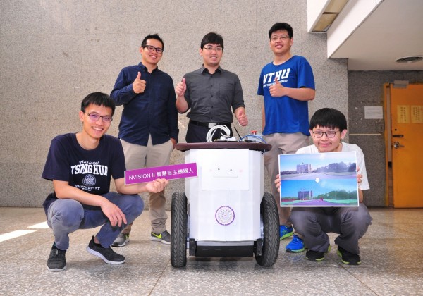 資工系助理教授李濬屹(中)指導學生團隊打造「NVISION II 智慧自主機器人」。前排左起為陳昱名、洪章瑋;後排NVISION影片製作人蔡侑良導演(左起)、李濬屹、蕭興暐。(圖由清大提供)