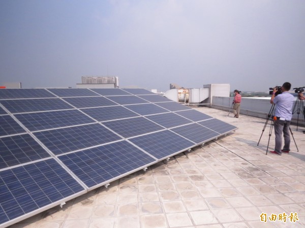 最近因天氣炎熱,太陽能也發威,發電量也跟著爬升。(記者蔡文居攝) 最近因天氣炎熱,太陽能也發威,發電量也跟著爬升。(記者蔡文居攝)