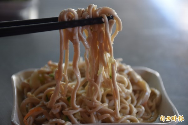 劉燕麗製作2款消暑小菜,分別是涼拌小黃瓜和涼拌豆腐絲。(記者邱灝唐攝)
