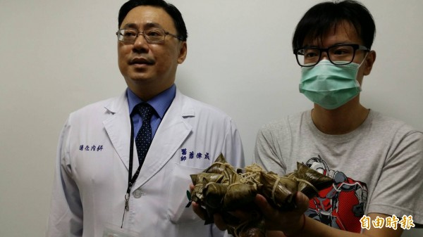 曾姓宅配員(右)嚇到不敢吃粽。(記者黃旭磊攝)