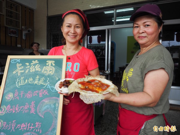 陳麗娟(右起)、陳品妤姊妹將家傳的鬼頭刀料理再發揮創新。(記者王秀亭攝)