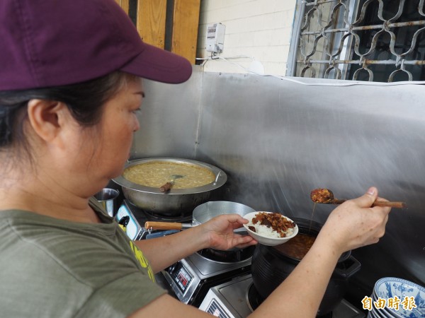 陳麗娟將家傳的魚干魯肉飯再研發改進,成為店內招牌小吃。(記者王秀亭攝)