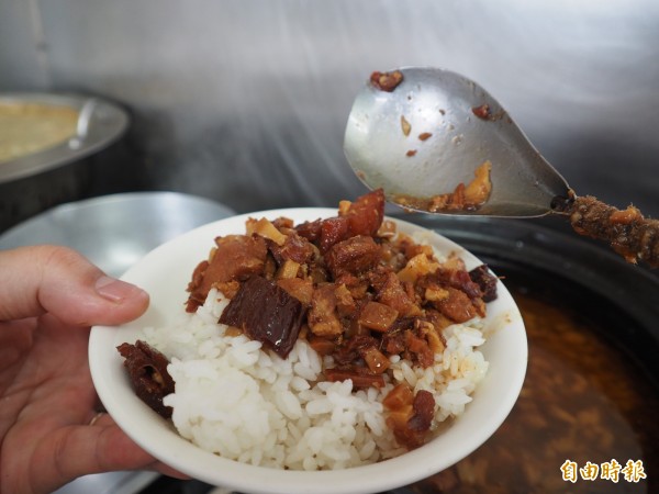 魯肉飯裡也吃得到魚香。(記者王秀亭攝)
