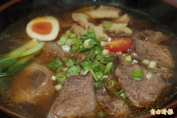 味美實在的牛肉麵,好吃得讓人大快朵頤。(記者林欣漢攝)