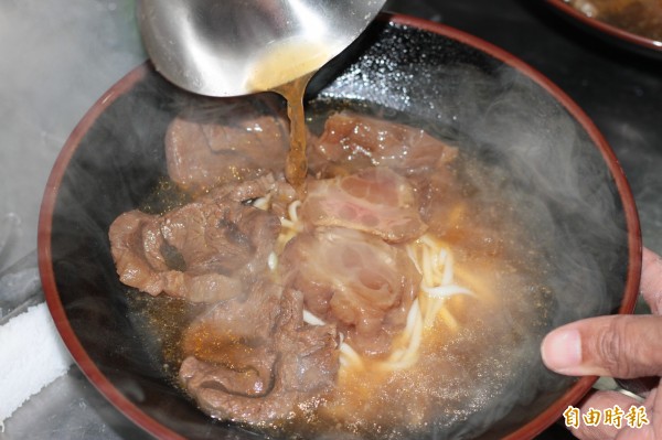 熬煮多時的湯頭與牛肉麵、麵條結合，讓人食指大動。（記者林欣漢攝）