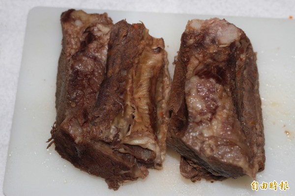 周廚牛肉麵嚴選高檔牛肉，味美實在。（記者林欣漢攝）