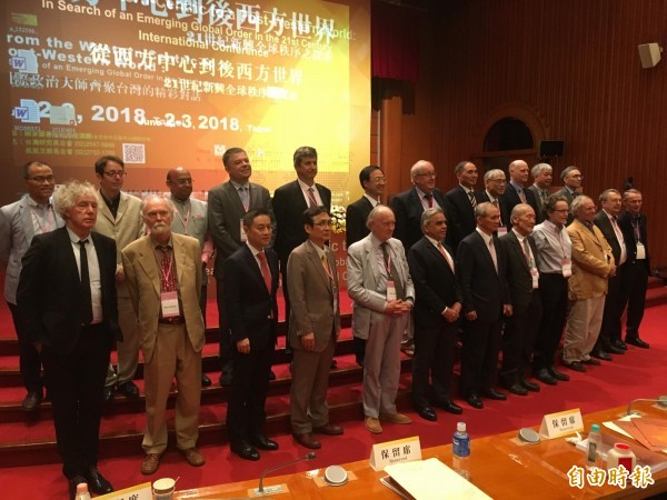 倫敦政經學院榮譽教授Michael Cox(後排左7)表示,美國仍具有結構性優勢。(記者鄭鴻達攝)