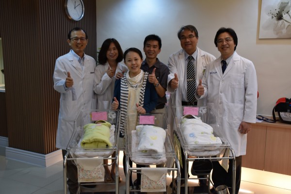台南市立醫院中醫與成大醫院西醫團隊助不孕症的林先生夫妻(後右三、後左三)一舉產下3胞胎。(圖由台南市立醫院提供)