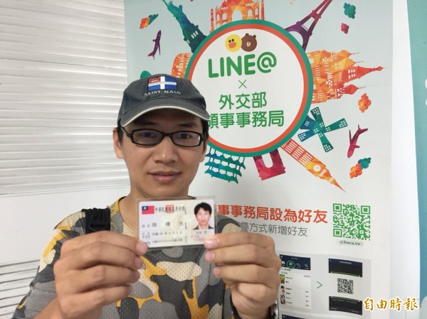 因《佐拉與老虎廟 》紀錄片被外媒譽為「中國公民記者第一人」的周曙光,上月底剛拿到中華民國身分證,正式成為台灣人,實踐「人肉翻牆」,今則恰巧選在中國六四事件當天辦護照。(記者王峻祺攝)
