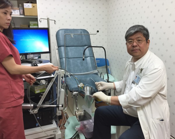 王國華(右)指出,透過尿路動力學檢查,可幫忙找出頻尿原因。(圖由澄清醫院提供)