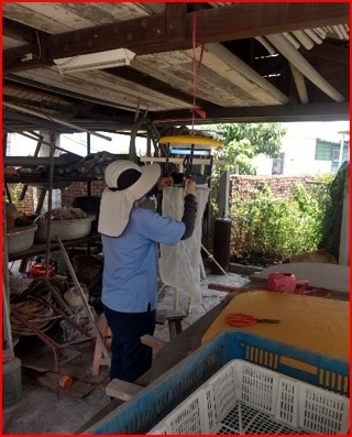 防疫人員於豬舍周邊懸掛捕蚊燈,進行病媒監控與滅蚊。(衛生局提供)
