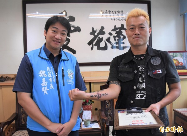 來自日本沖繩縣的小林晉平,秀出右手臂「花蓮台灣」刺青,象徵台、日2國堅定情誼。(記者王峻祺攝)