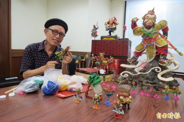 擺脫靜脈曲張困擾的捏麵工藝達人施教鏞開心盼繼續傳藝。(記者蘇孟娟攝)