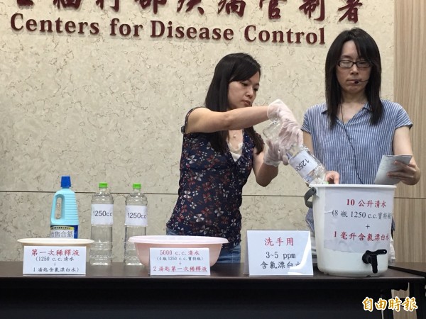 衛福部疾管署人員說明限水期間可維持手部衛生的方式。(記者林惠琴攝)
