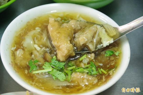 「秀惠香菇肉羹」的肉羹肉選用當天現宰的豬後腿肉,肉質嫩又有嚼勁,沒有裹太多粉,能吃得到肉的天然原味。(記者曾迺強攝)