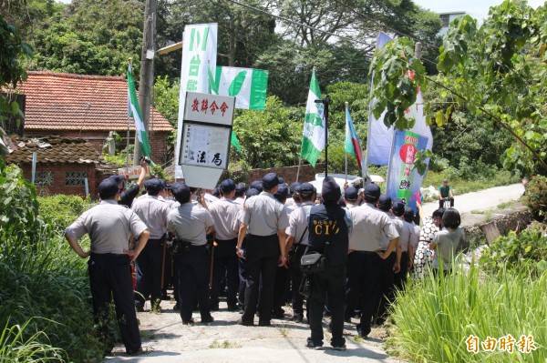 彰化警方佈署60多名警力，將通往碧雲禪寺道路封住，防止衝突。（記者陳冠備攝）