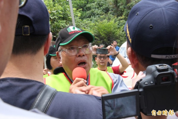 台灣國總會長周崇德說，插五星旗是在向台灣人宣戰，所以要警方讓道，讓他們拆旗。（記者陳冠備攝）