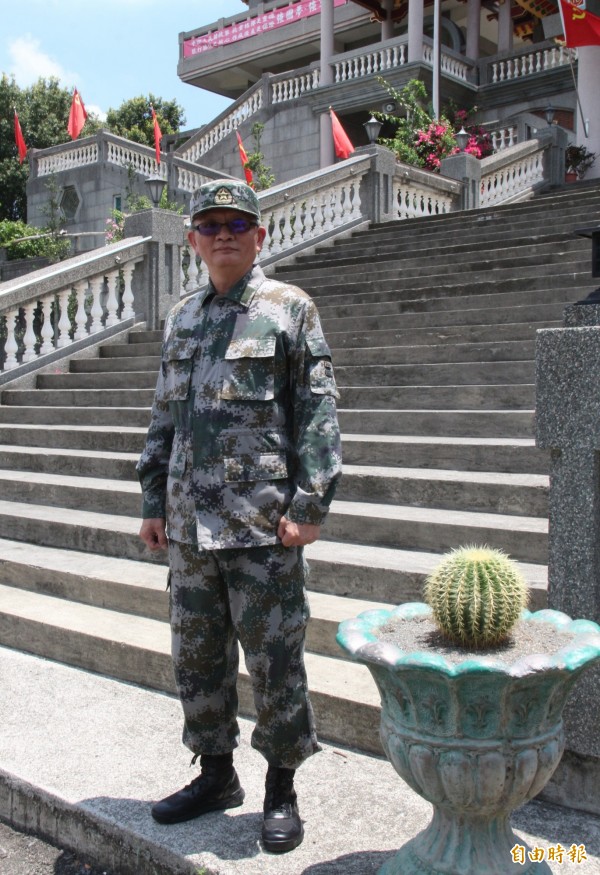 魏明仁穿著解放軍軍服表示，很常遇到抗議，感謝有警方保護，所以不怕。（記者陳冠備攝）
