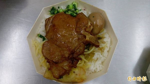 高雄鐵路餐廳的台鐵排骨便當人氣超夯,單日平均需求4千份(記者王榮祥攝)